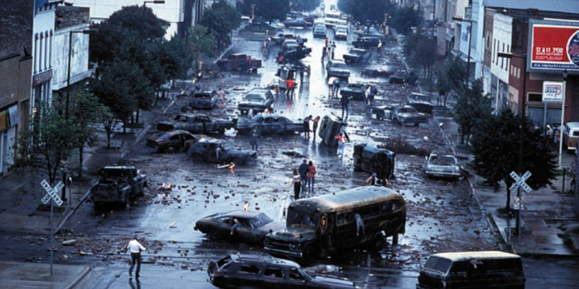 Les rues de la ville sont jonchées d'épaves de voitures et de débris à la suite d'une attaque nucléaire.