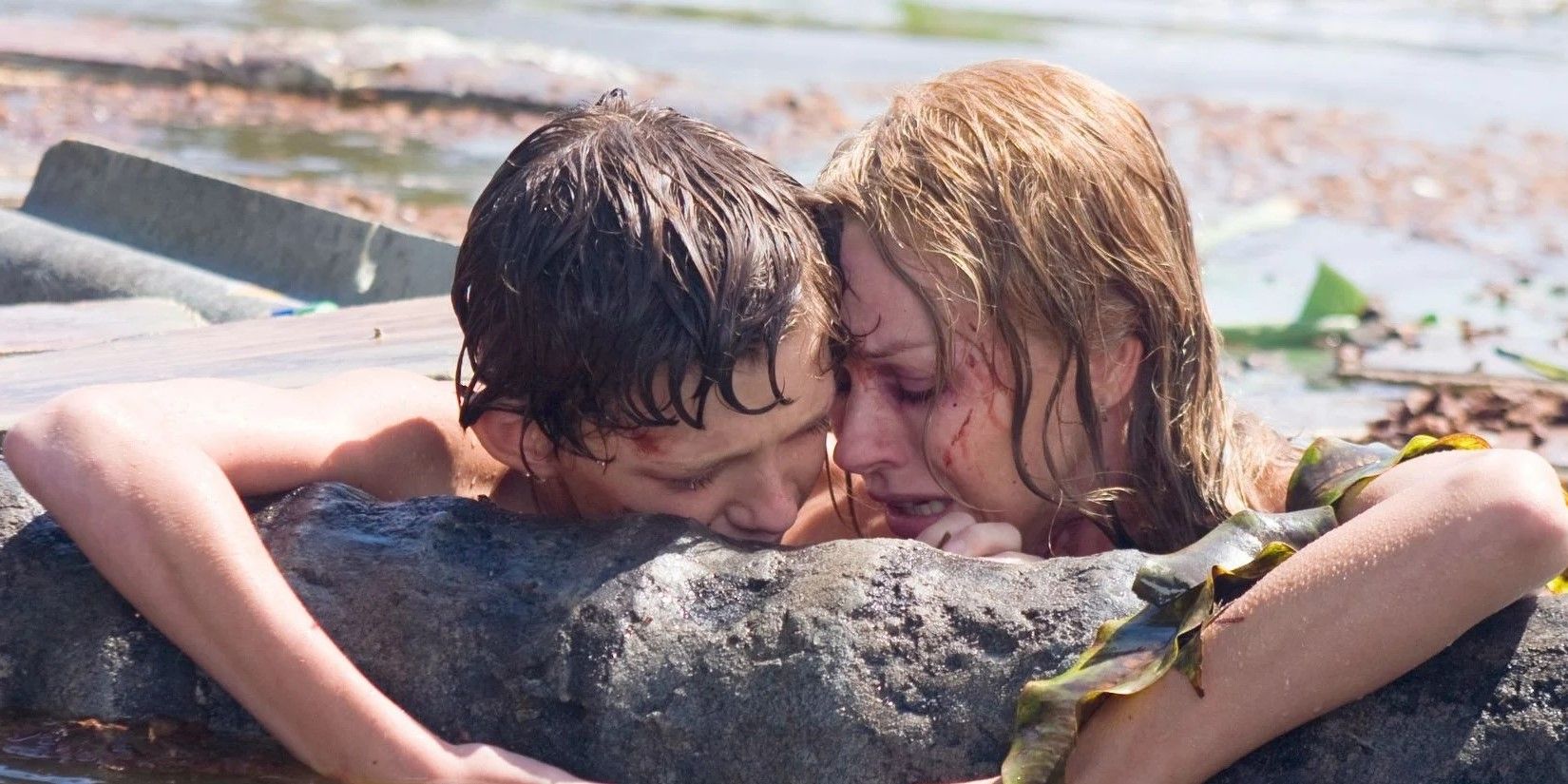Tom Holland and Naomi Watts as Lucas and Maria Bennett in The Impossible