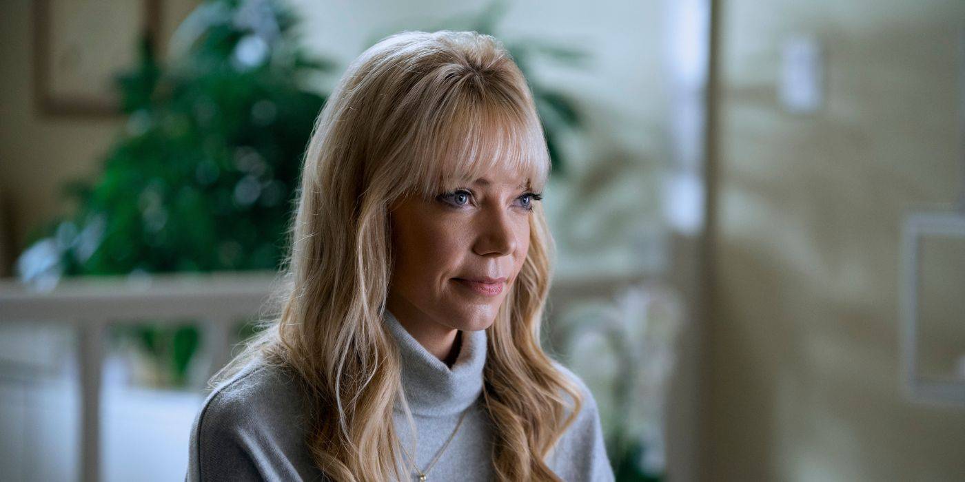 Elenco de Wandinha: tudo sobre os atores da série Netflix - 13 wednesday riki lindhome.jpg?q=50&fit=crop&w=1500&dpr=1 - Elenco de Wandinha: tudo sobre os atores da série Netflix