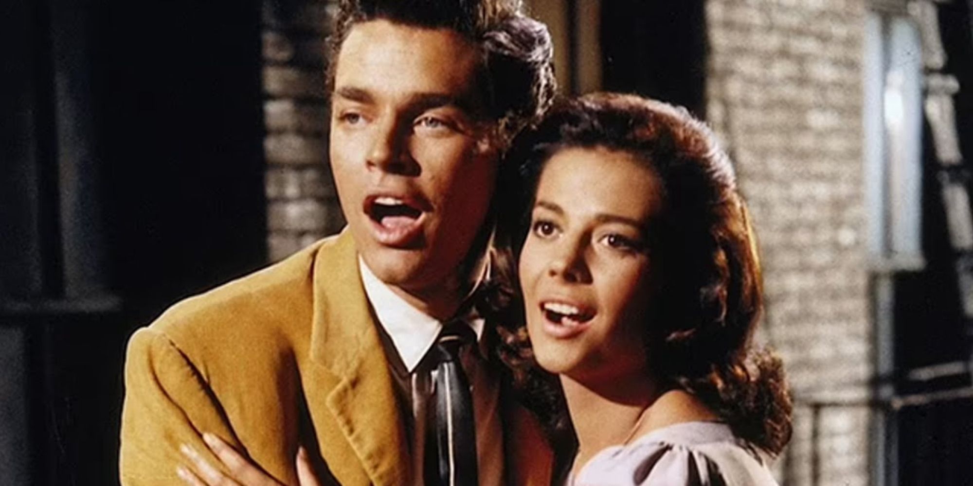 Richard Beymer como Tony e Natalie Wood como Mary cantando na varanda em West Side Story (1961)
