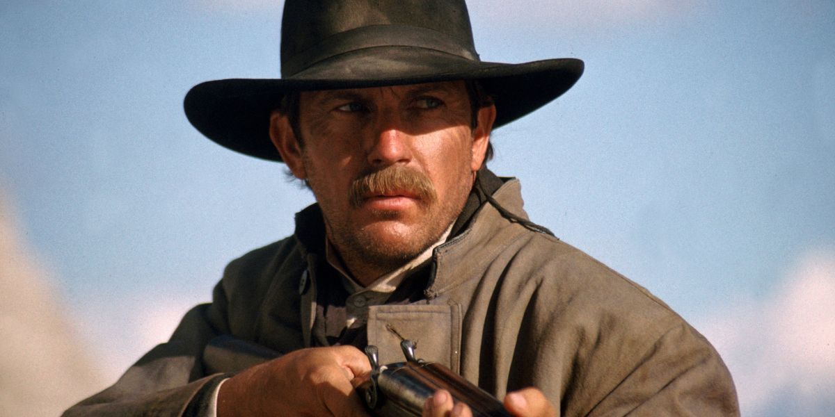 Wyatt Earp está apontando sua arma e olhando atentamente para algo fora da câmera.