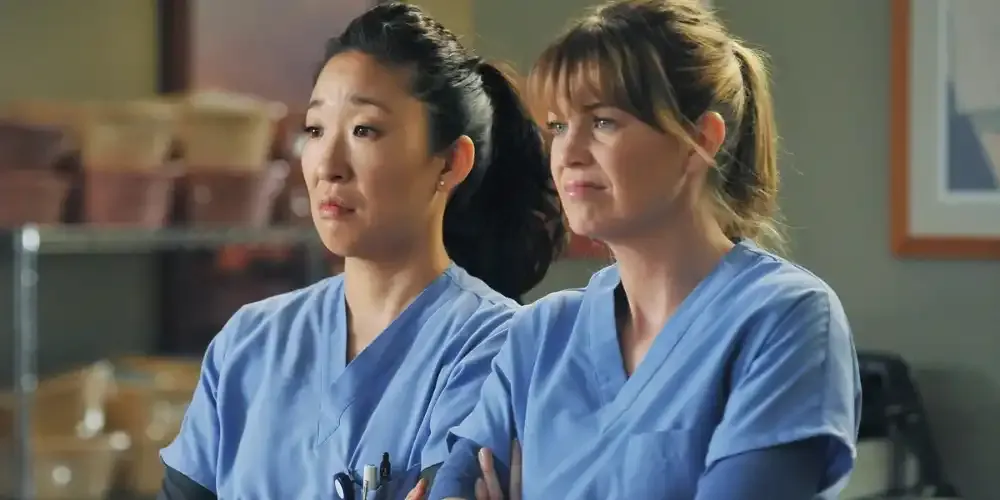 Christina e Meredith parecem confusas em Grey's Anatomy.