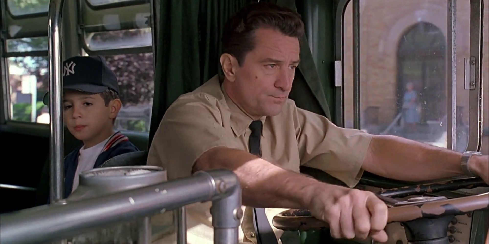 Robert De Niro dirige um ônibus em A Bronx Tale - 1993