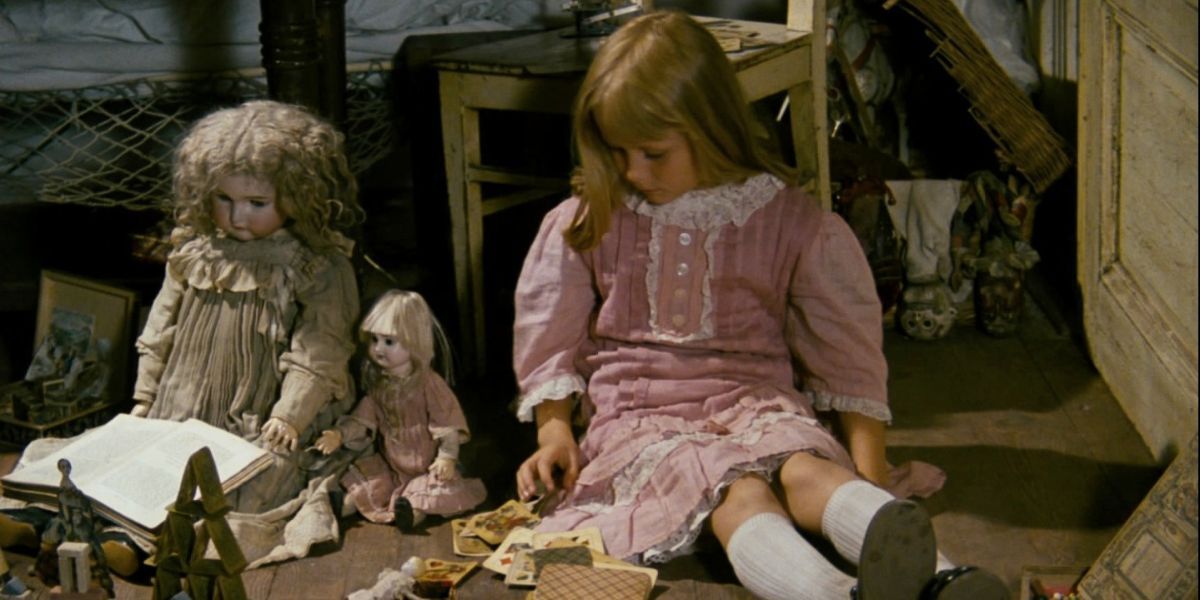 Kristýna Kohoutová dans le rôle d'Alice avec des poupées effrayantes et des cartes à jouer en 1988 Alice