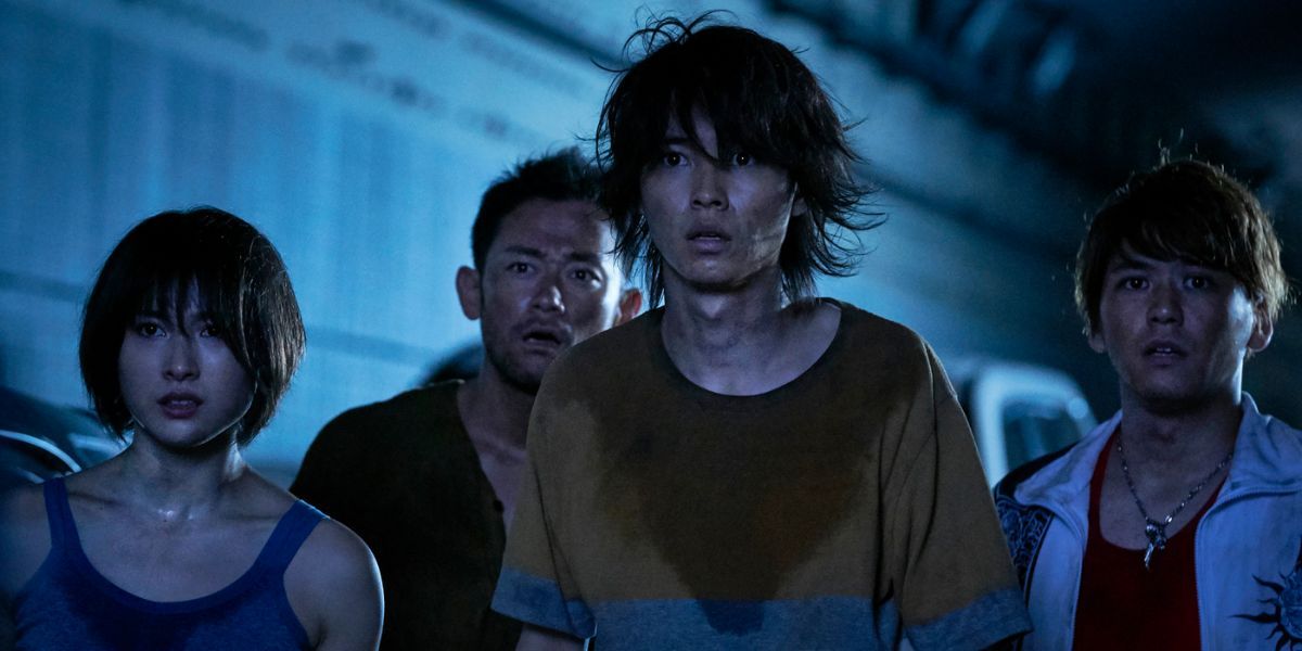 Kento Yamazaki como Arisu e Tao Tsuchiya como Usagi junto com outros dois atores veem o túnel no episódio 4 de Alice in the Borderland da Netflix