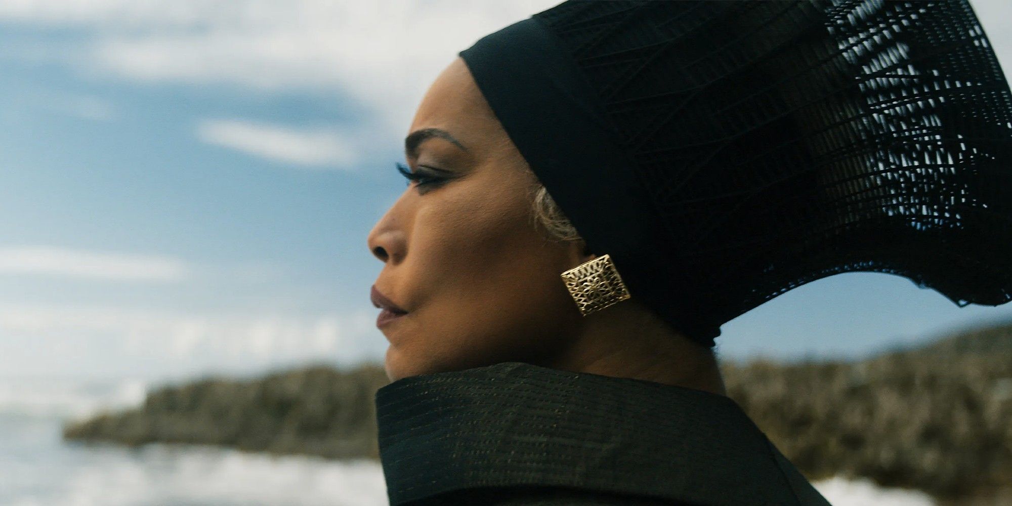 Angela Bassett dans le rôle de la reine Ramonda dans 