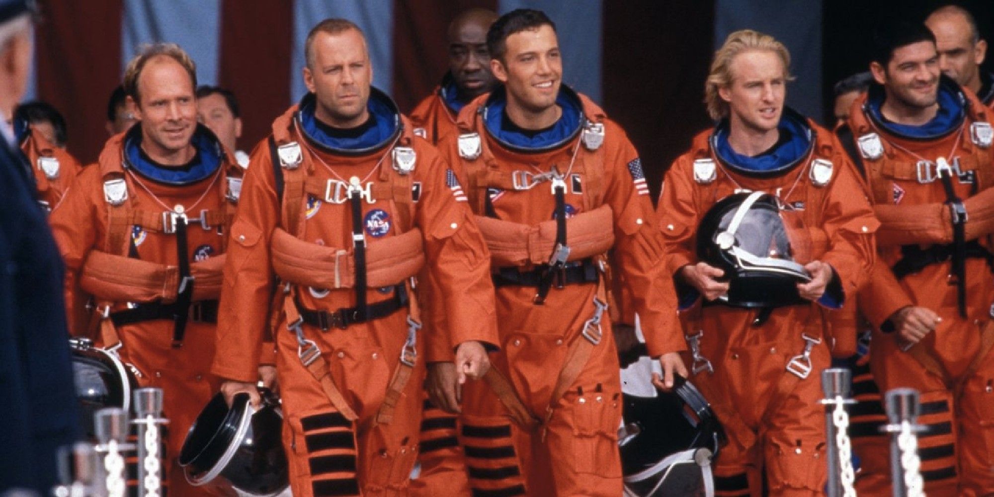 Awak astronot berjalan bersama dalam film Armageddon.