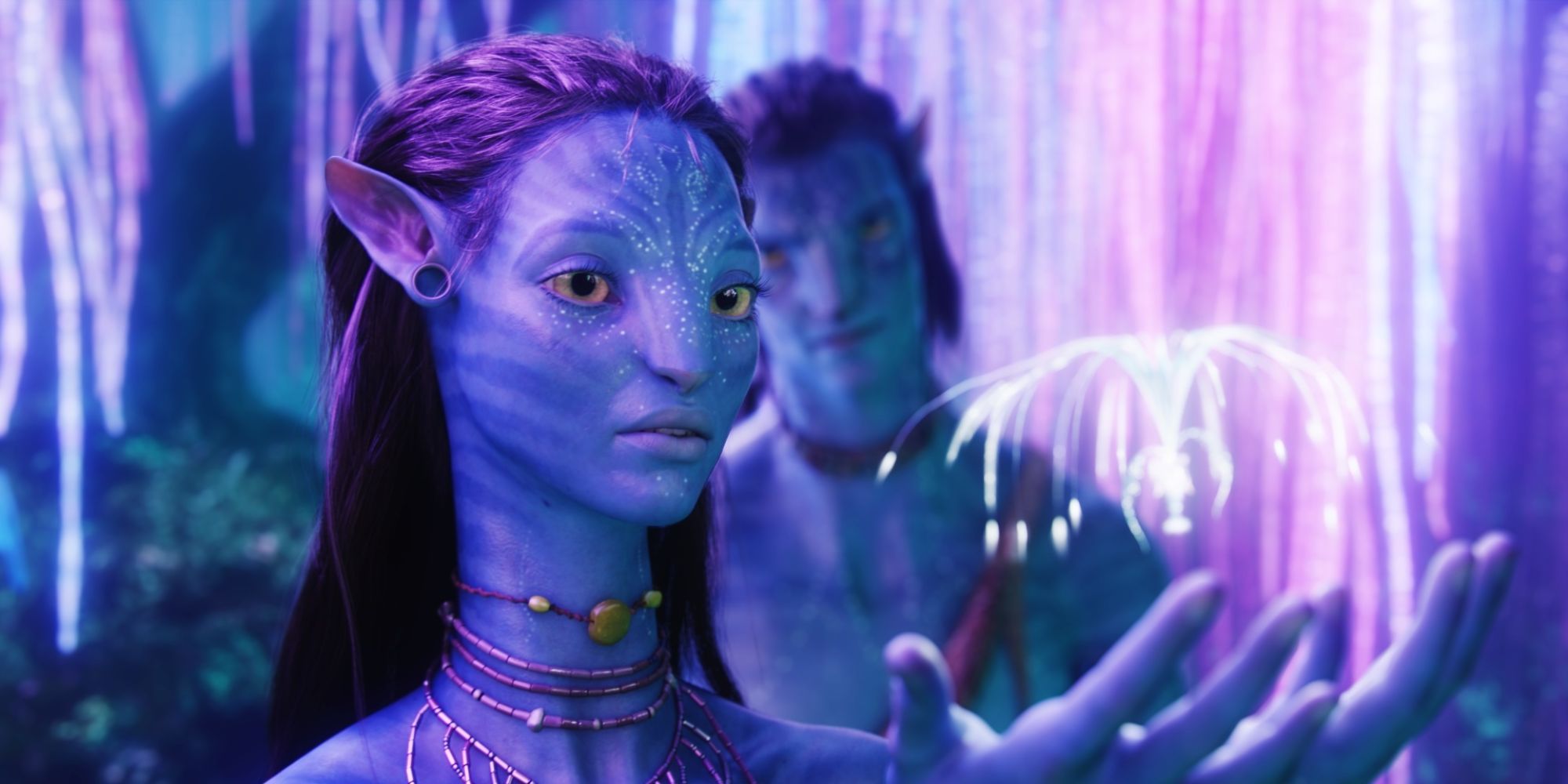 Neytiri and Jake looking at white floating objects in Avatar (2009)