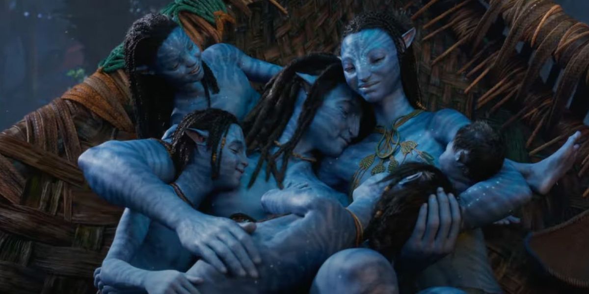 Une famille Na'vi qui se câline dans Avatar : La voie de l'eau.