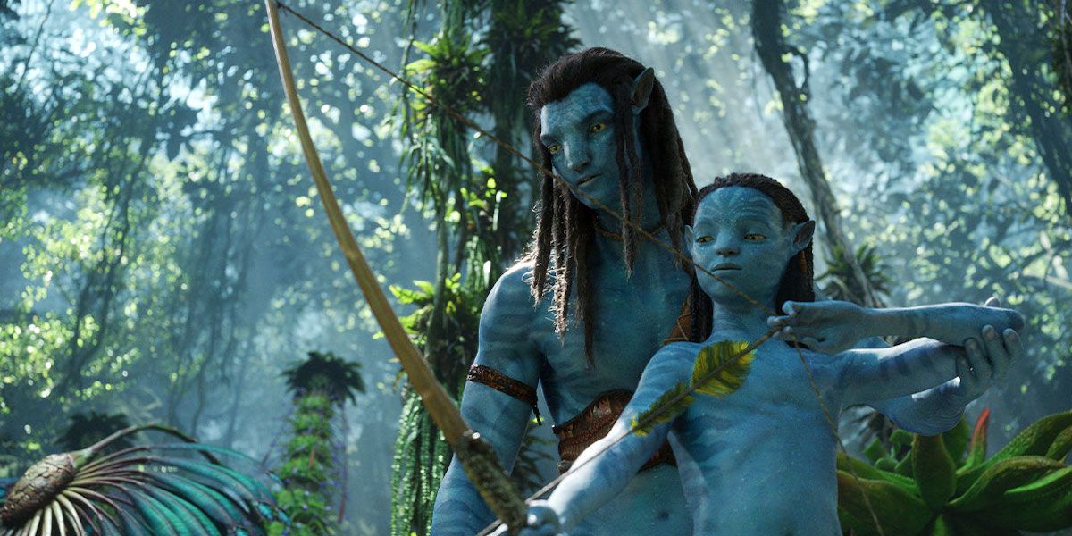 Jamie Flatters dans le rôle de Neteyam tirant une flèche dans Avatar : La Voie de l'eau.