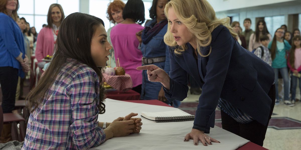 Christina Applegate ขณะที่ Gwendolyn ตำหนิ Mila Kunis ในบท Amy ใน Bad Moms