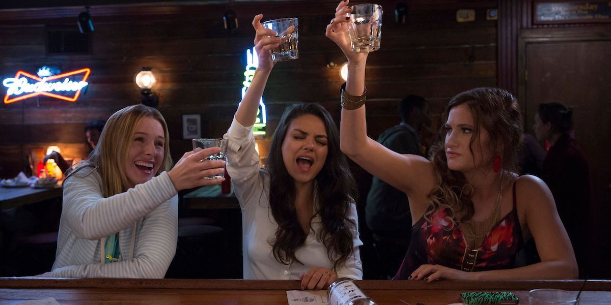 Kristen Bell เป็น Kiki, Mila Kunis เป็น Amy และ Kathryn Hahn เป็น Carla ปิ้งขนมปังในบาร์ใน Bad Moms