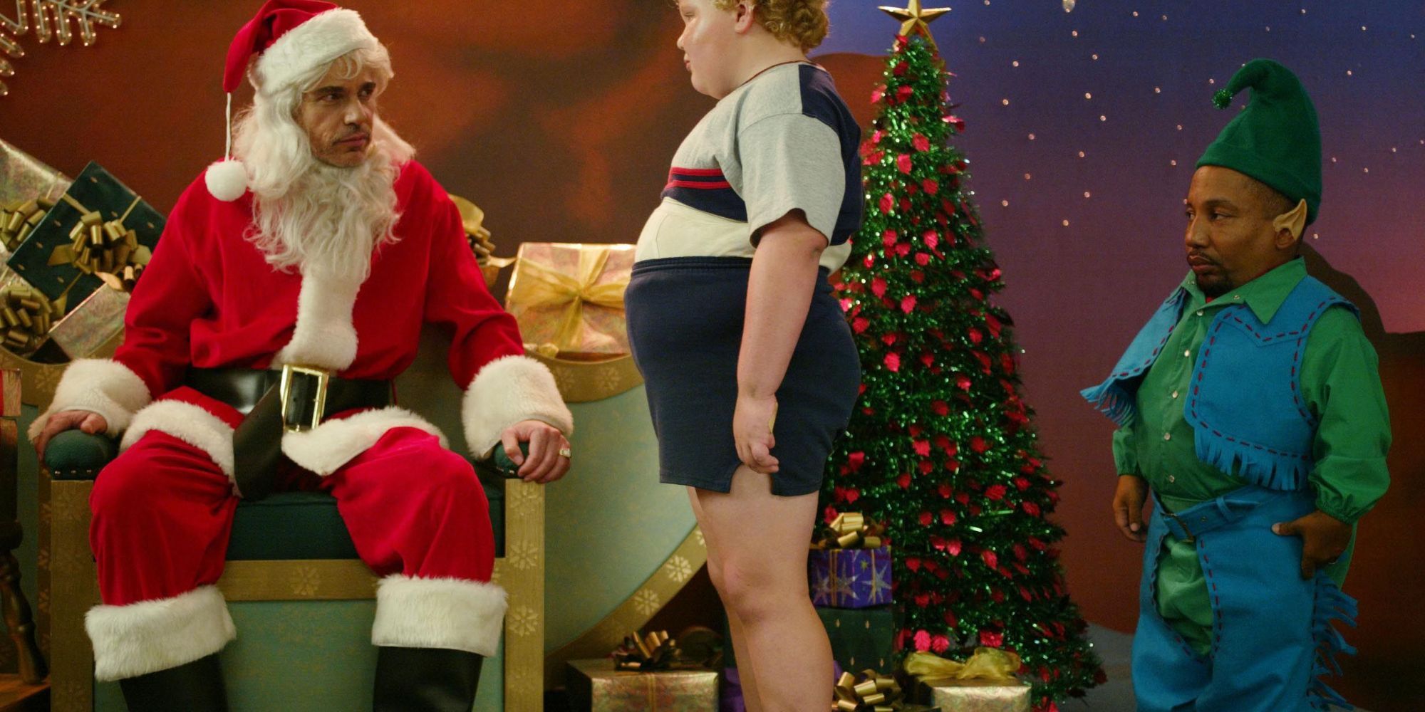 Papai Noel e seu elfo olham com desdém para uma criança