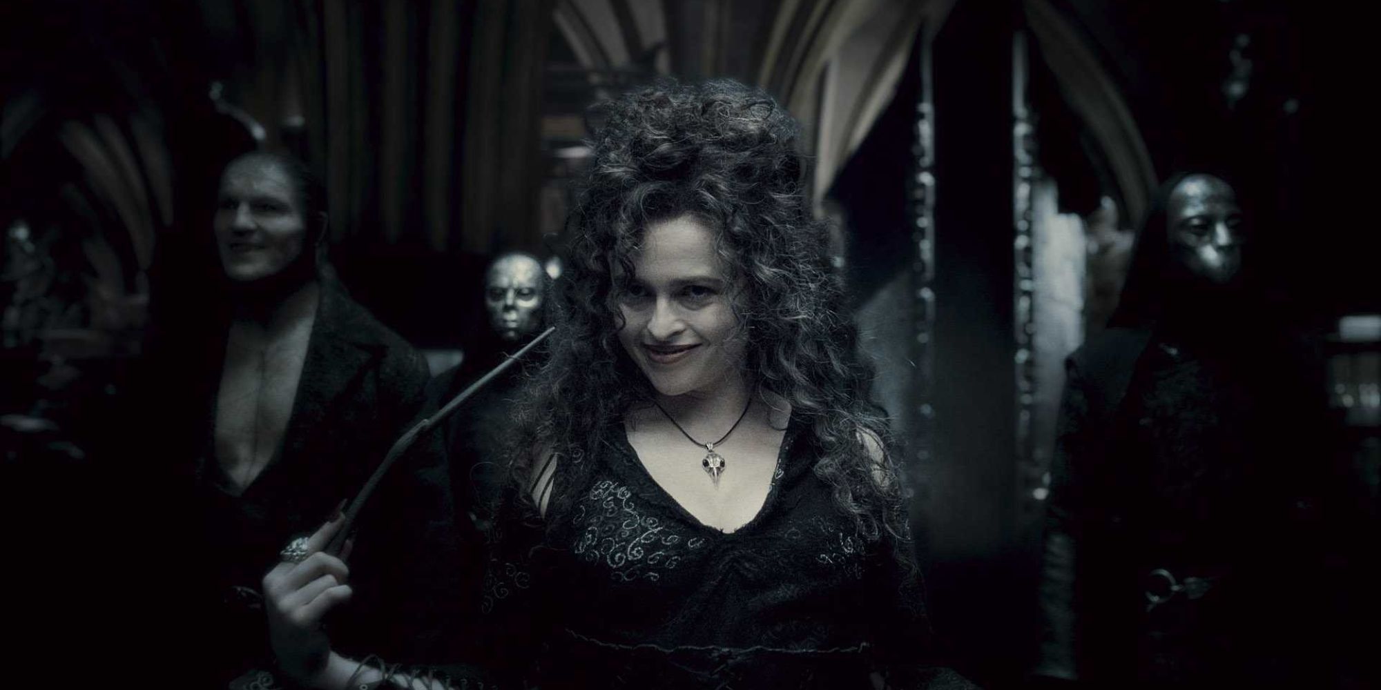Bellatrix sourit avec un groupe de mangeurs de mort derrière elle.