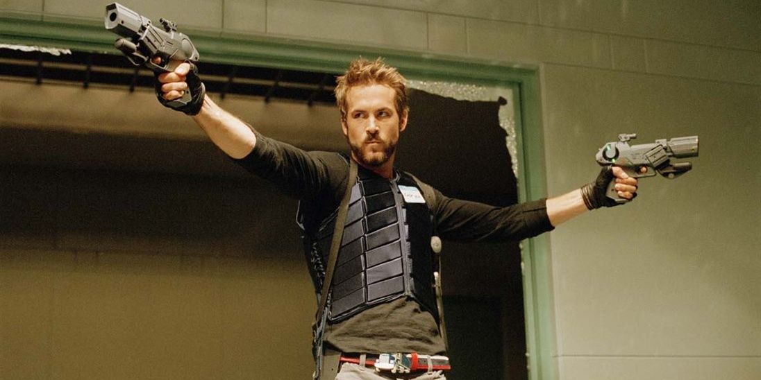 Ryan Reynolds blandiendo dos pistolas en 'Blade Trinity'