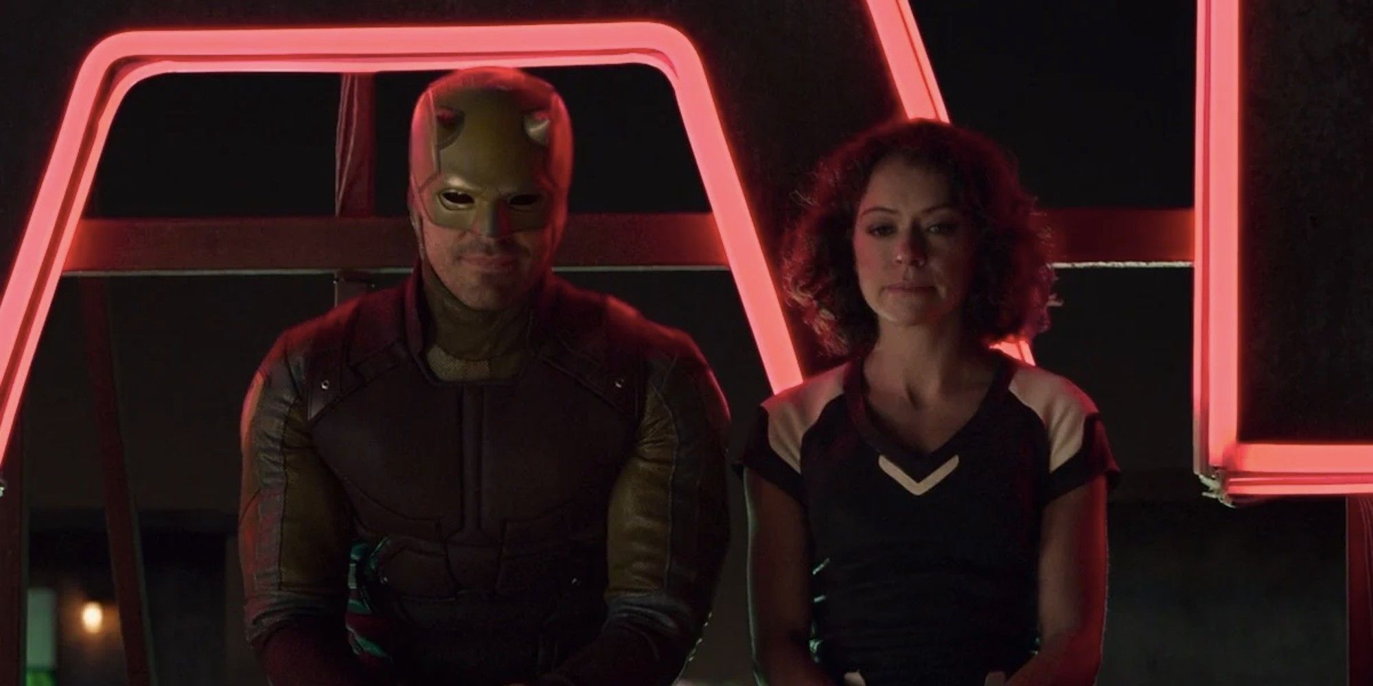 Charlie Cox et Tatiana Maslany dans 'She-Hulk'.