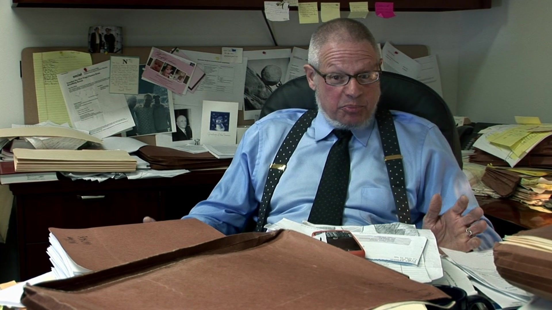 homme assis au bureau dans le documentaire 