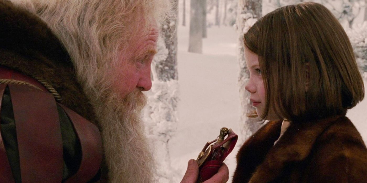 Georgie Henley dans le rôle de Lucy Pevensie et James Cosmo dans le rôle du Père Noël dans Les Chroniques de Narnia : Le Lion, la Sorcière et l'Armoire Magique