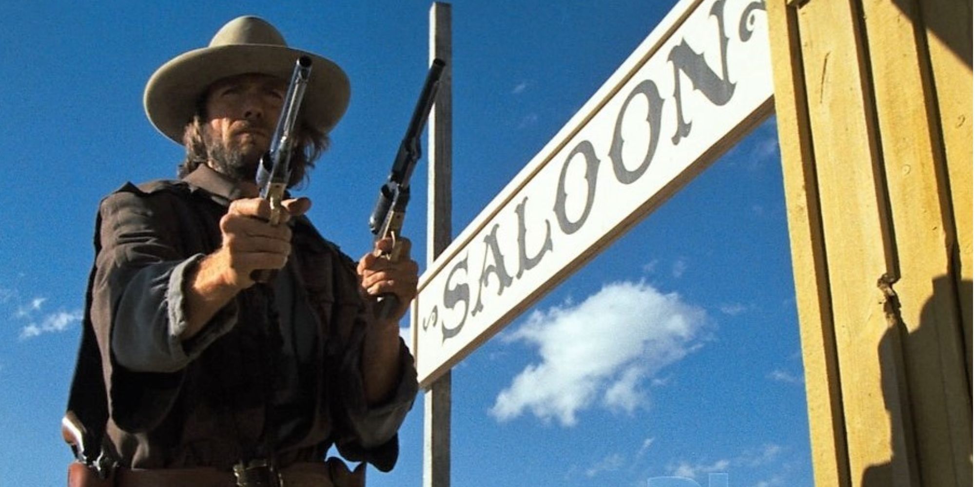 Clint Eastwood tirant avec un pistolet dans chaque main dans Le hors-la-loi Josey Wales