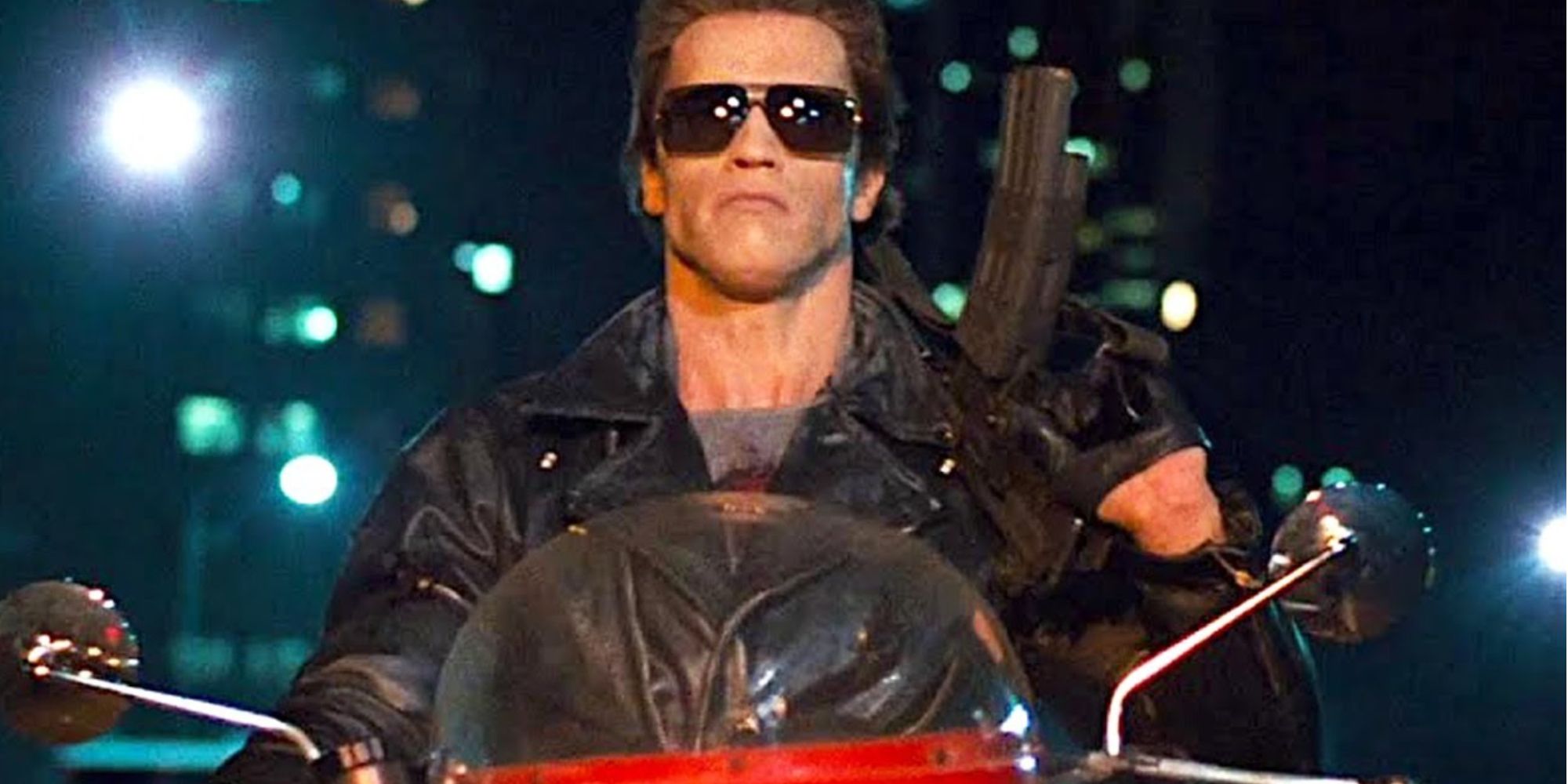 Arnold Schwarzenegger como Terminator andando en bicicleta en The Terminator
