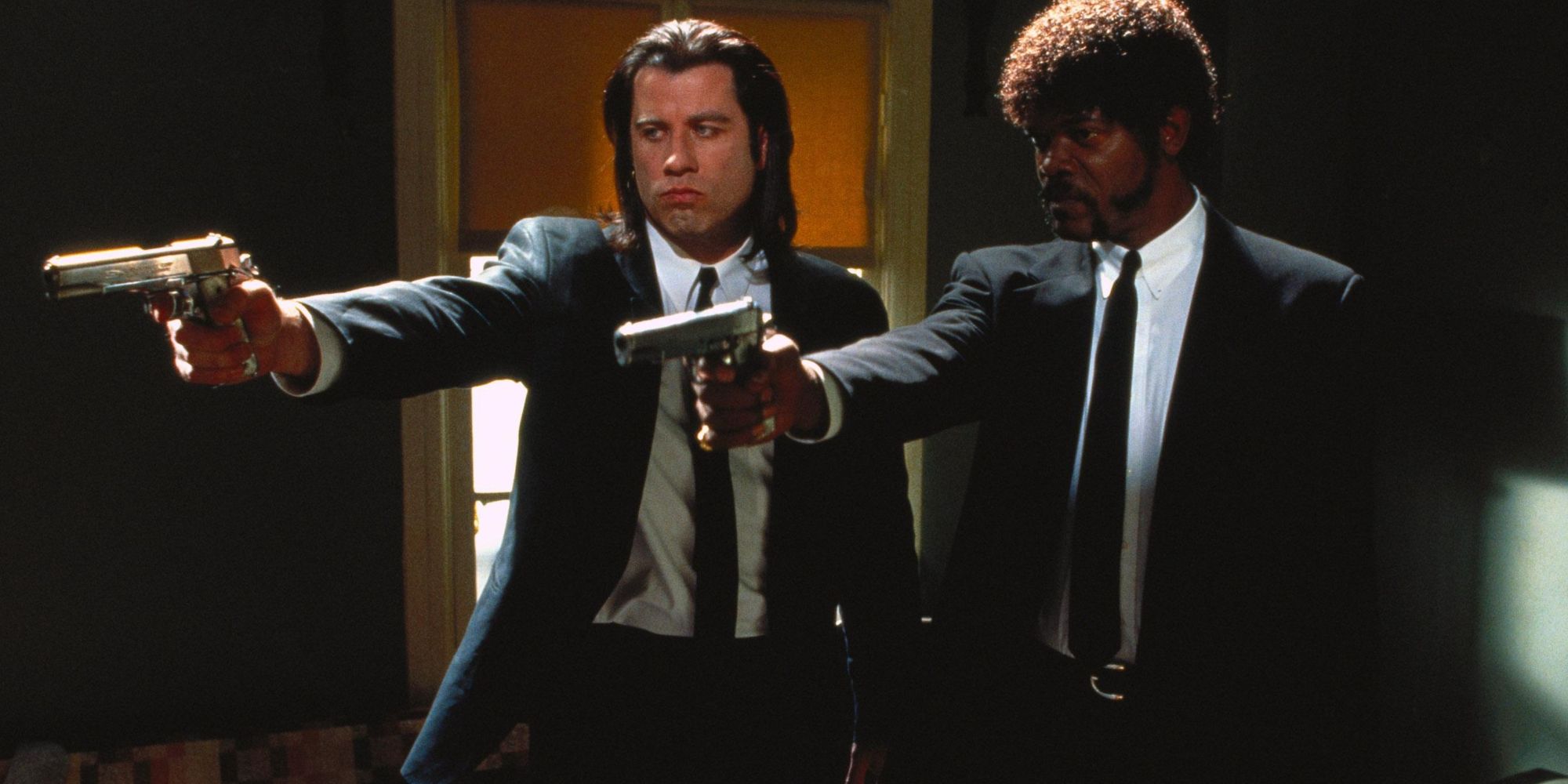 John Travolta y Samuel L. Jackson interpretan a Vincent y Jules apuntando con armas en Pulp Fiction