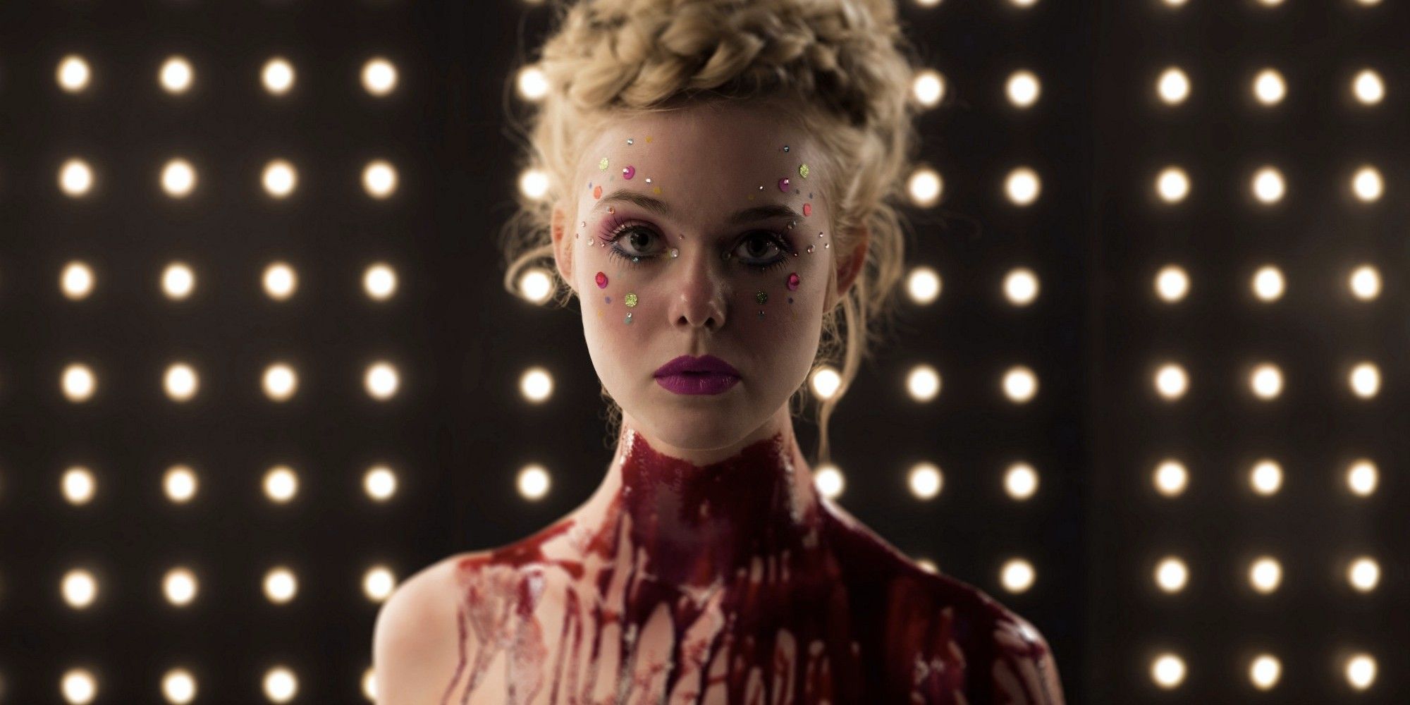 Un Jesse ensangrentado mira fijamente a la cámara en 'The Neon Demon'