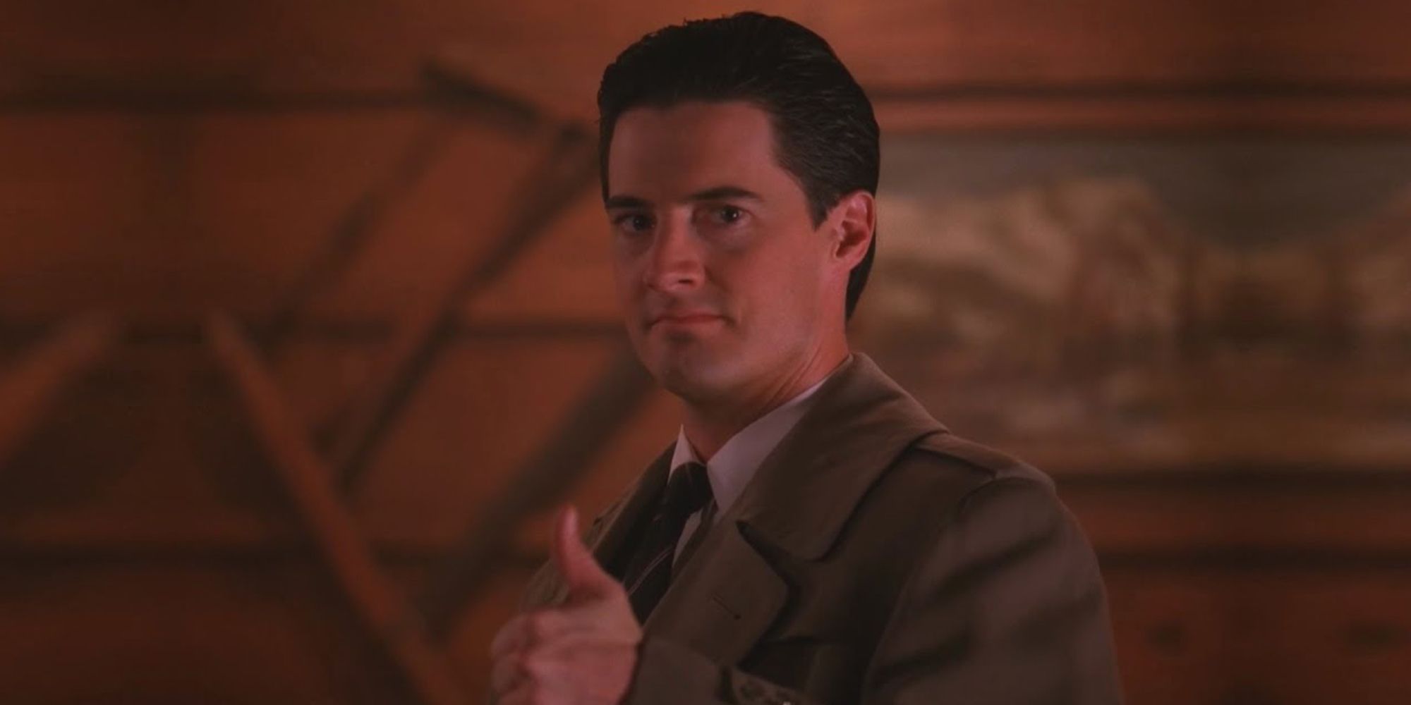 Agen Khusus Dale Cooper (Kyle Maclachlan) dari Twin Peaks mengacungkan jempol
