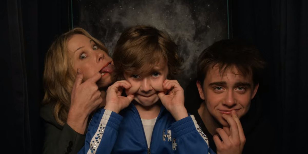 Dead to Me Jen's Blunt Parenting Style Is a Breath of Fresh Air