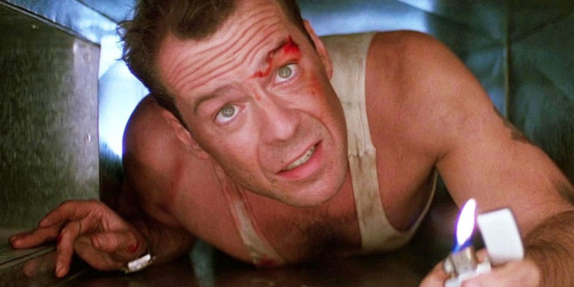 John McClane tenant un briquet en rampant dans un conduit d'aération