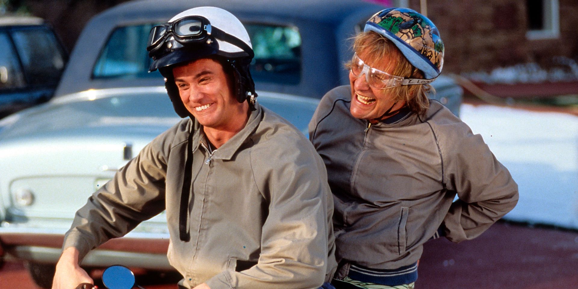 Deux hommes conduisent un scooter. 