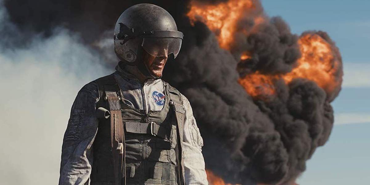 Ryan Gosling interpreta Neil Armstrong em frente à explosão em O Primeiro Homem