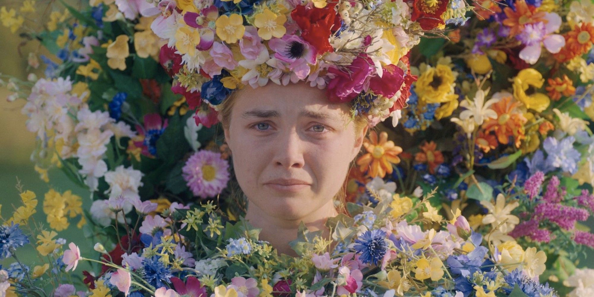 Florence Pugh hace pucheros rodeada de flores en Midsommar