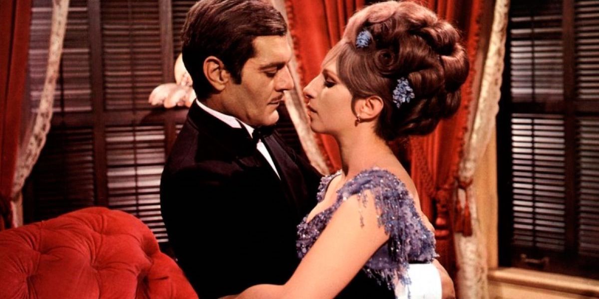 Omar Sharif as Nicky Arnstein hugging Barbra Streisand as Fanny Brice in Funny Girl