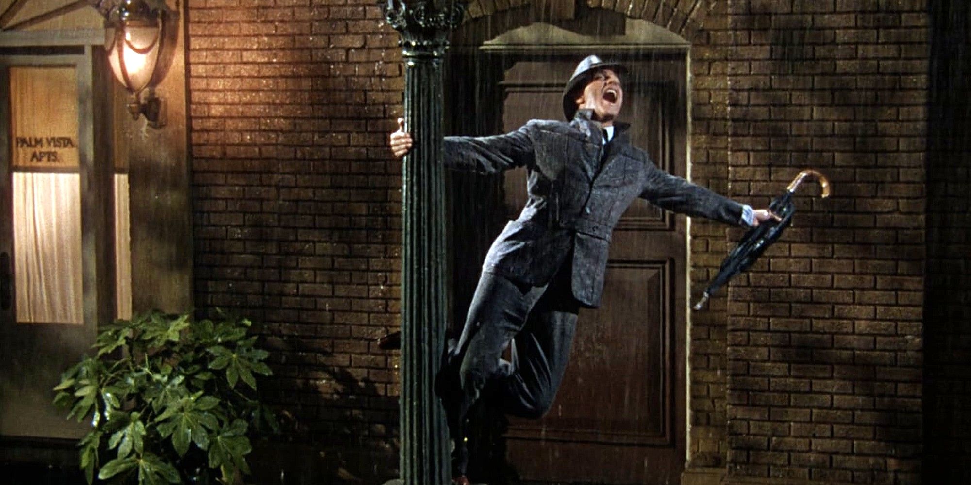 Gene Kelly dansant avec un parapluie dans 'Singin' in the Rain'.