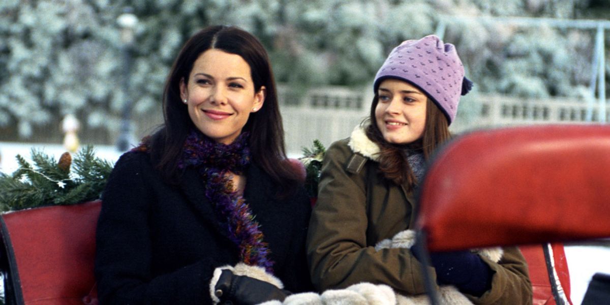 Lorelai e Rory em um passeio de trenó na neve em Gilmore Girls.