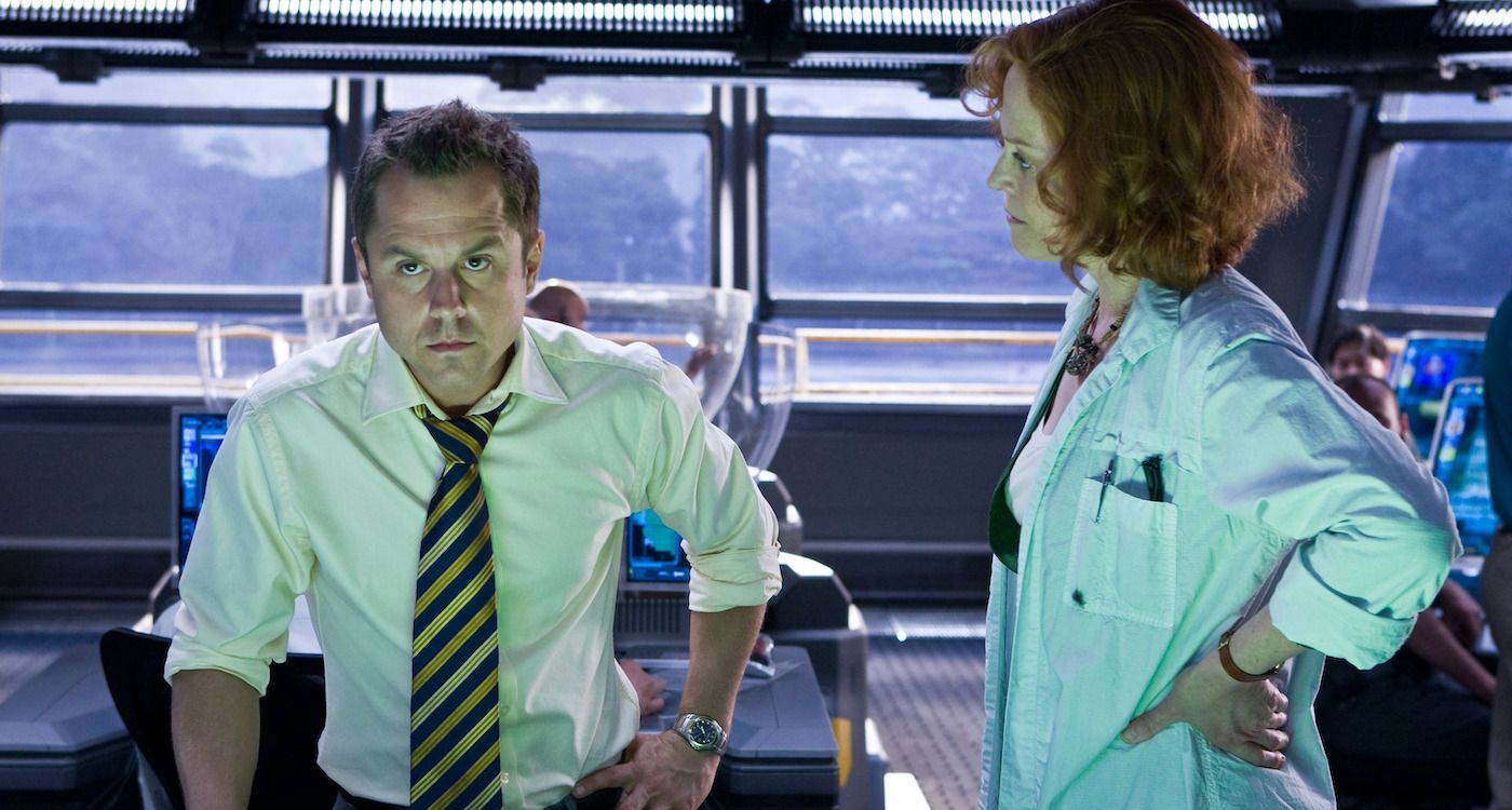 Giovanni Ribisi as Parker Selfridge and Sigourney Weaver as Dr. Grace Augstine in Avatar