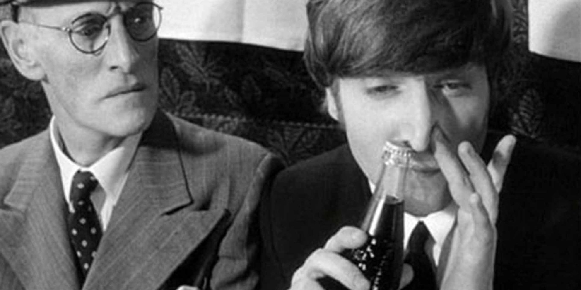 John Lennon e uma garrafa de Coca-Cola
