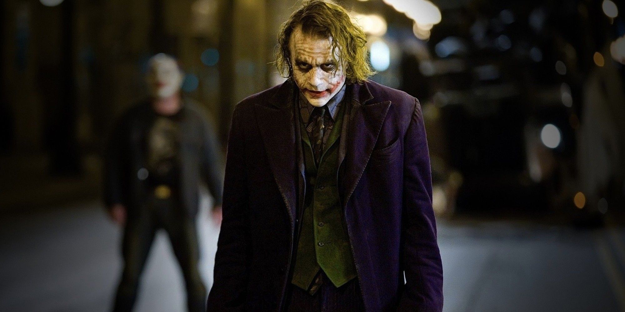 Le Joker debout dans la rue dans 'The Dark Knight'.
