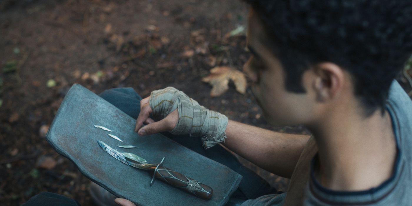 Amir Wilson dans le rôle de Will avec le couteau brisé Subtle Knife dans His Dark Materials Saison 3