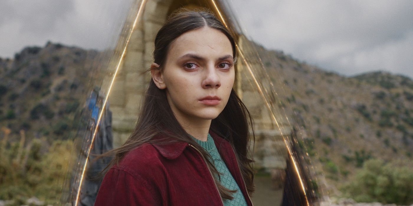 Lyra mira a lo lejos en “His Dark Materials”.