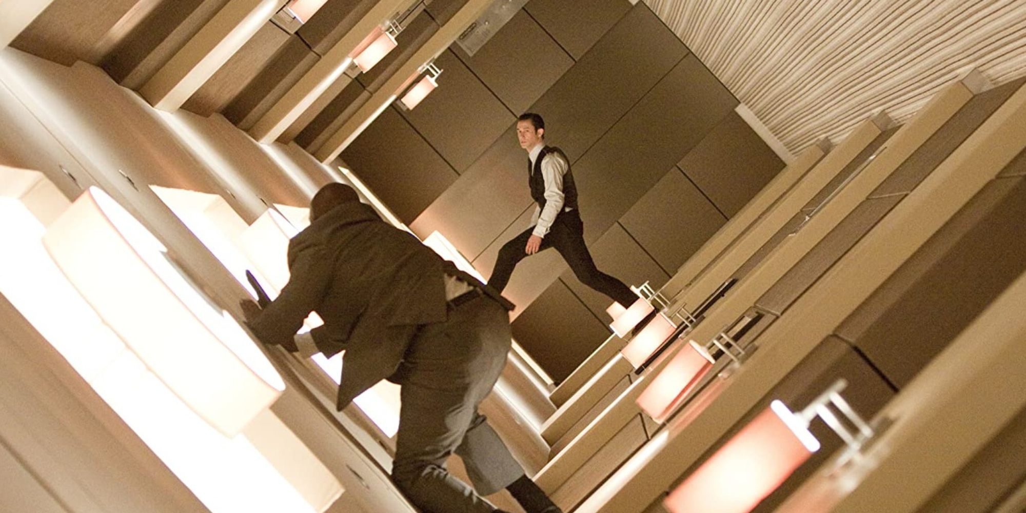 Arthur combattant un homme dans un couloir tournant dans Inception.