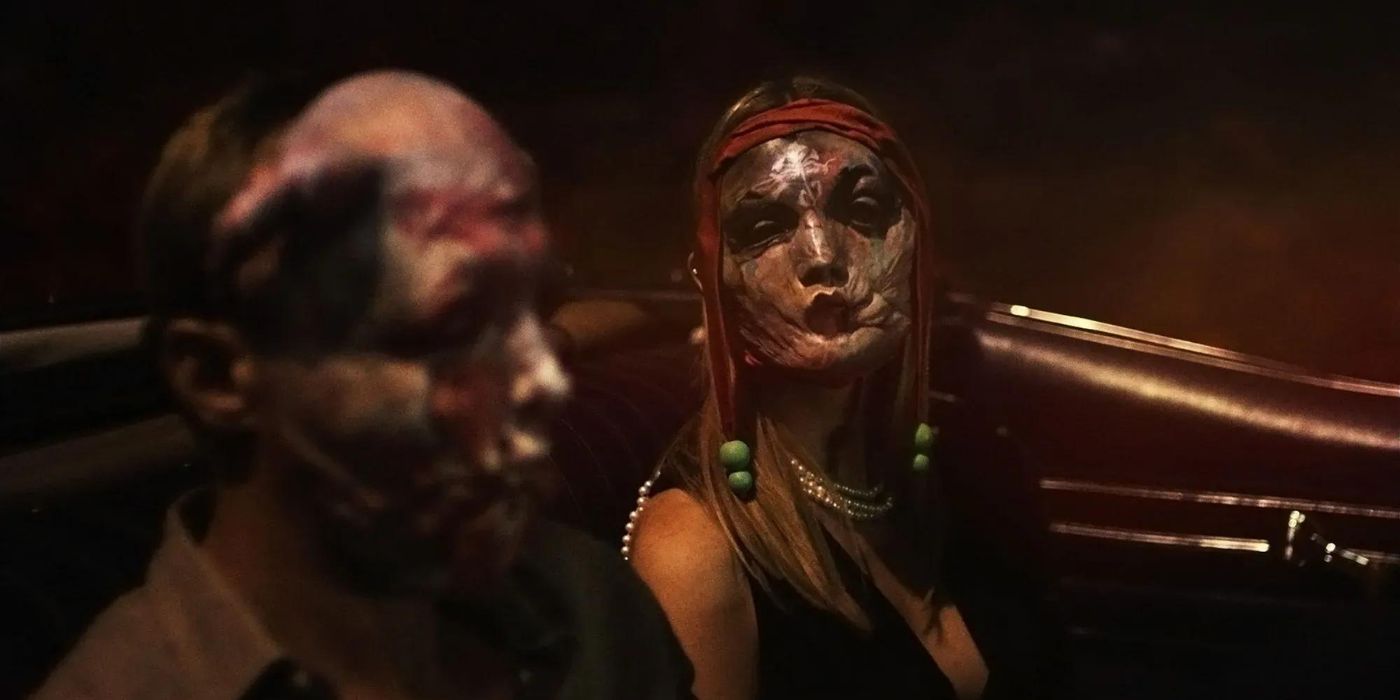 Mia Goth usa uma máscara assustadora na piscina infinita