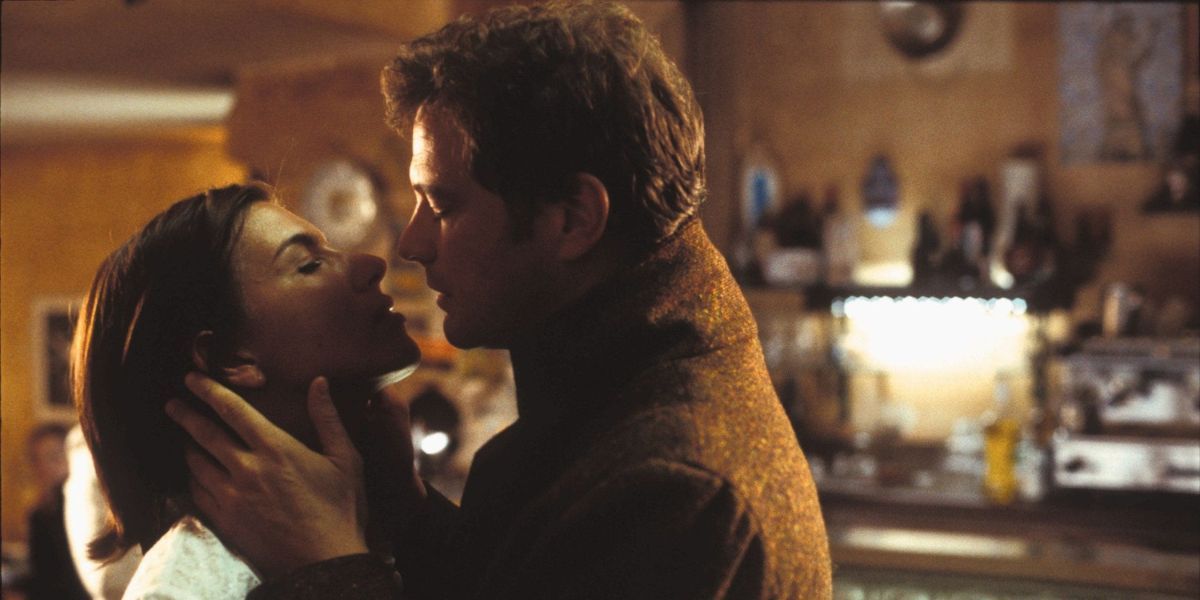 Colin Firth como Jamie e Lucia Moniz como Aurelia se beijam apaixonados