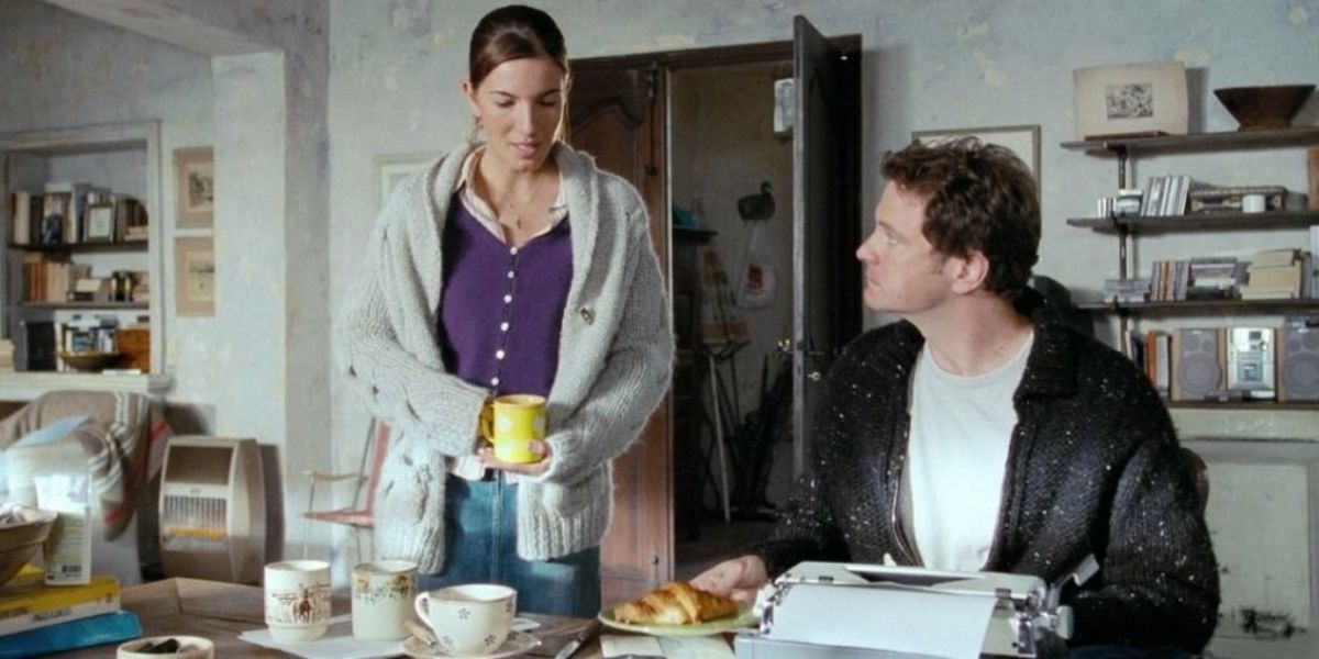 Colin Firth como Jamie e Lucia Moniz como Aurelia conversando no café da manhã em Love Actually