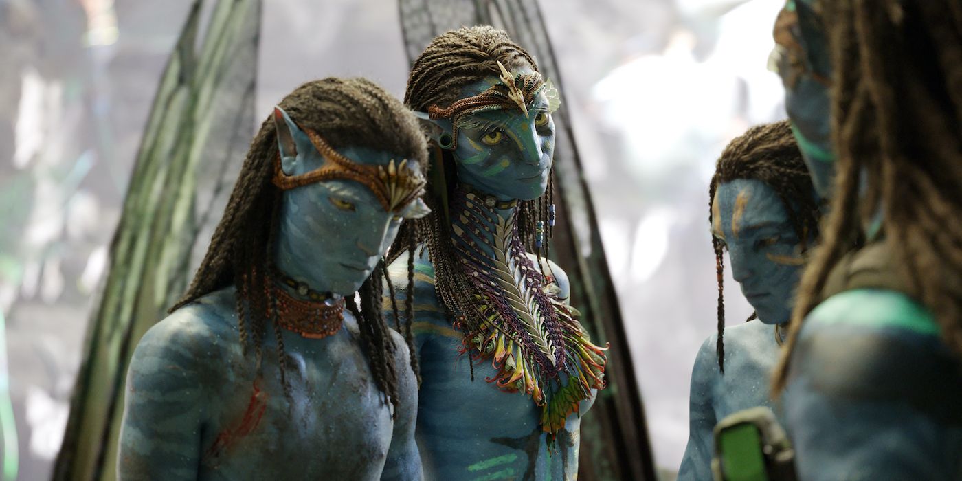 Jamie Flatters, Zoe Saldana como Neytiri e Britiain Dalton em Avatar Waterway