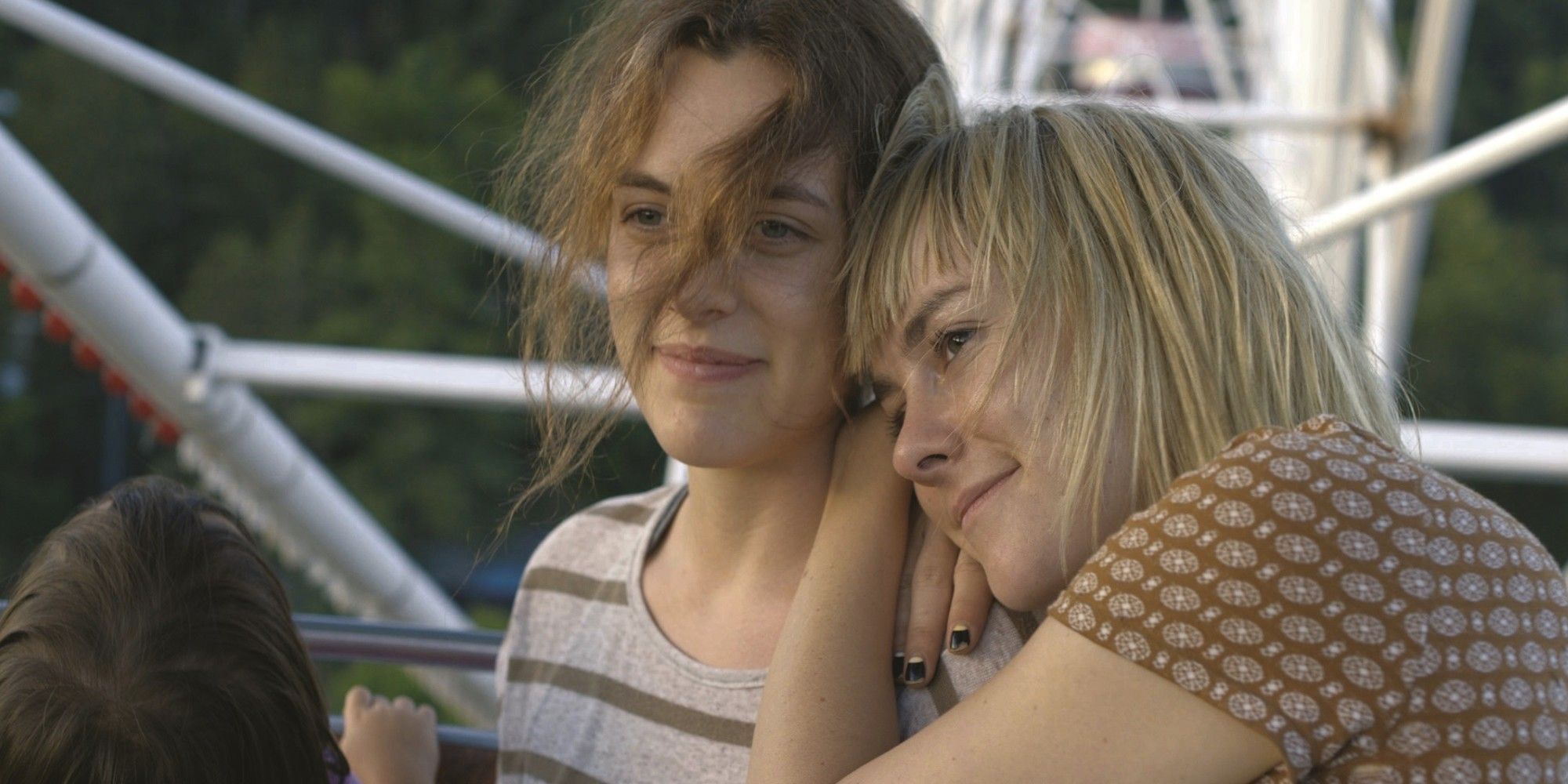 Jena Malone and Riley Keough in 'Lovesong'