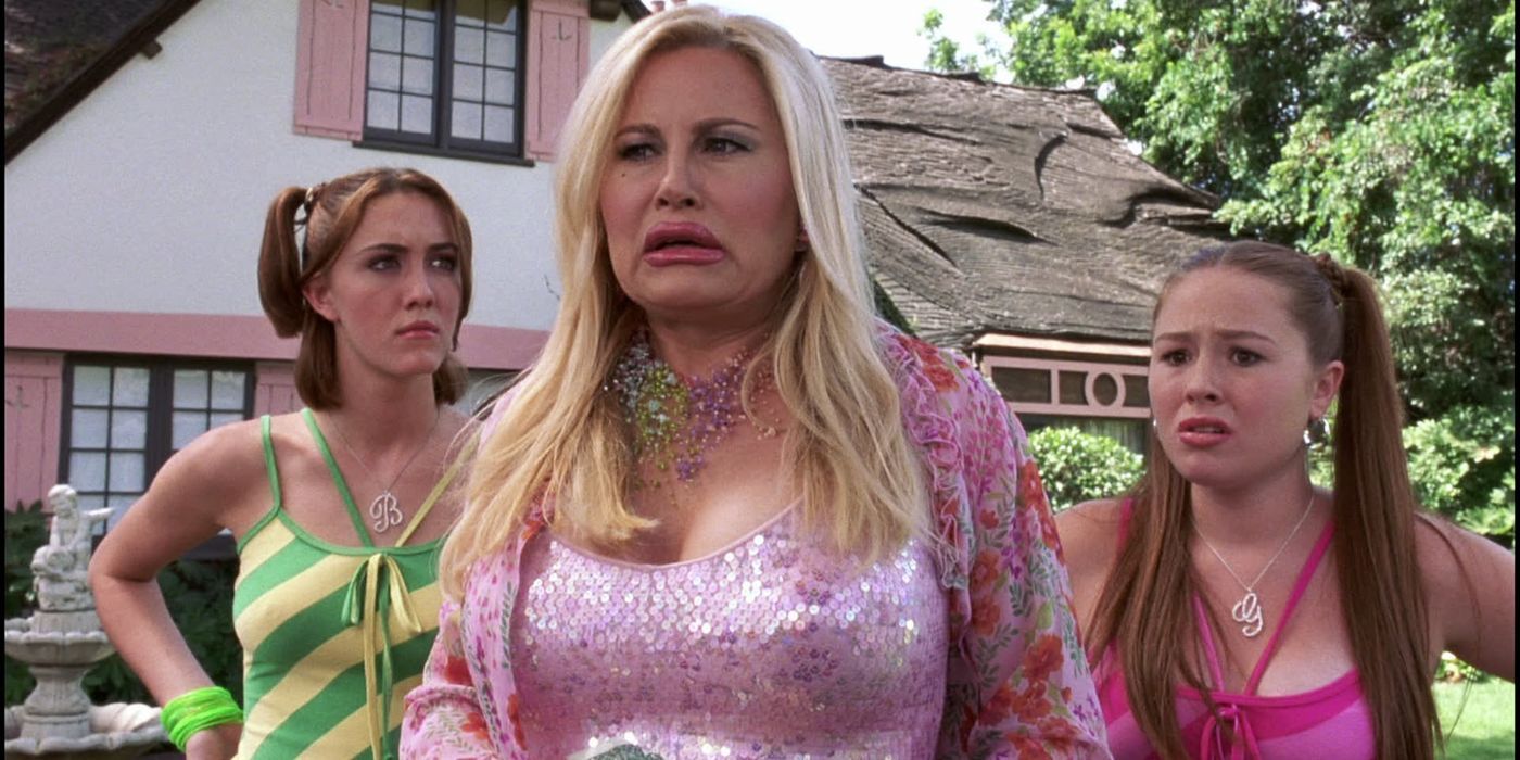 Jennifer Coolidge dans le rôle de Fiona et ses filles semblant confuses dans A Cinderella Story