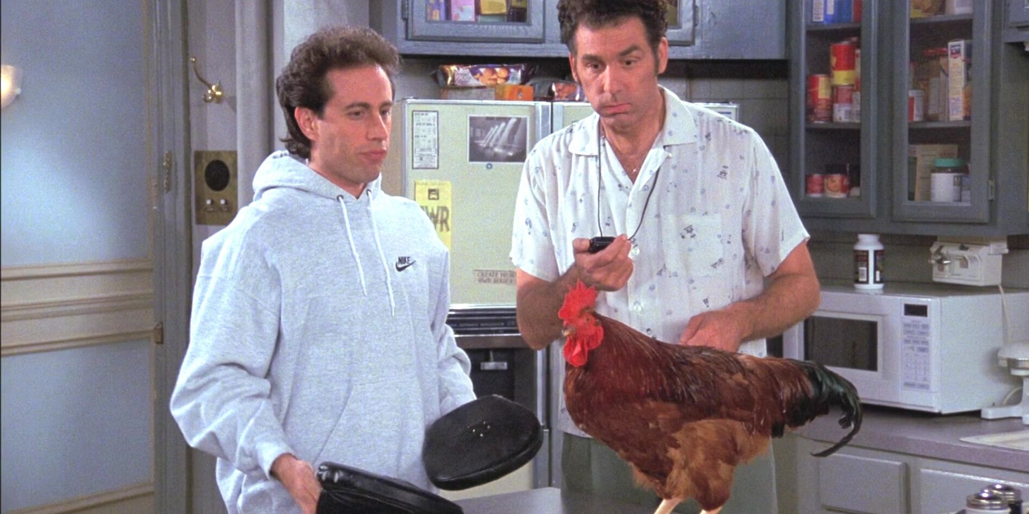 Jerry Seinfeld dan Michael Richards melihat seekor ayam jago bernama Little Jerry di konter di Seinfeld