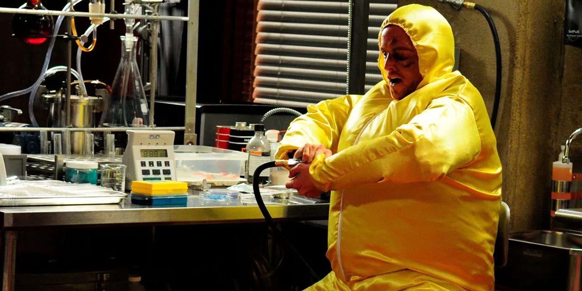 homem no laboratório, inflando seu traje amarelo hazmat