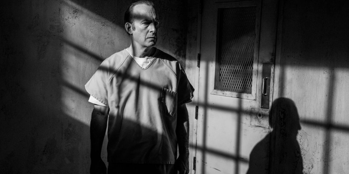 Bob Odenkirk interpreta Jimmy na cena da prisão em preto e branco no final